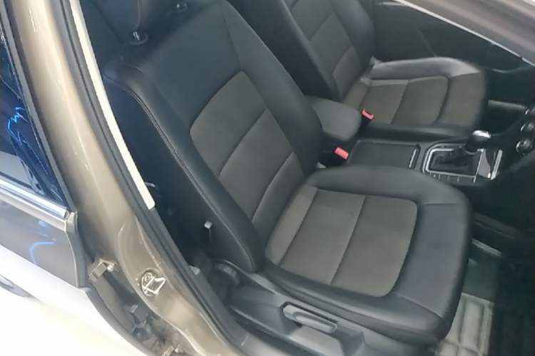 Used Volkswagen Golf Sportsvan 2018 230TSI Automatic Trend Edition Right Front Seat