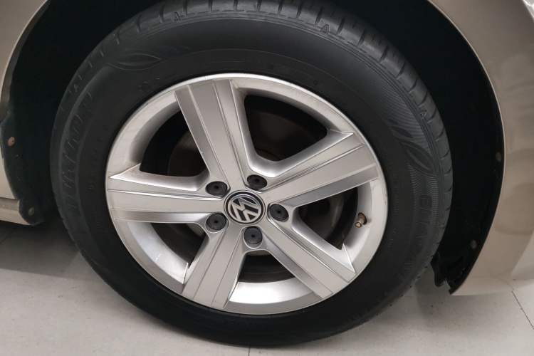 Used Volkswagen Golf Sportsvan 2018 1.6L Automatic Comfort Model Right Front Wheel Hub