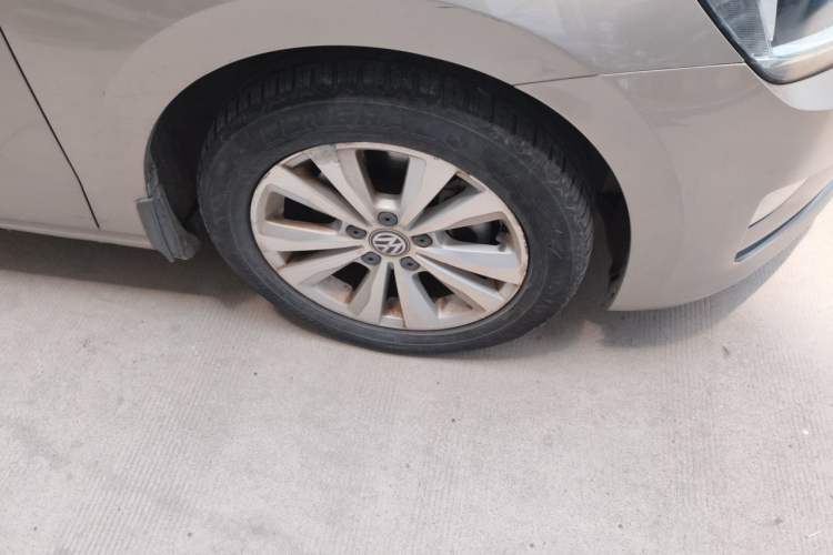 Used Volkswagen Golf Sportsvan 2018 230TSI Automatic Trend Edition Right Front Wheel Hub