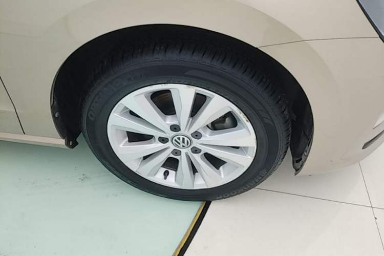 Used Volkswagen Golf Sportsvan 2018 230TSI Automatic Trend Edition Right Front Wheel Hub