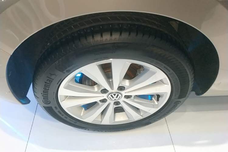 Used Volkswagen Golf Sportsvan 2018 230TSI Automatic Trend Edition Right Rear Wheel Hub