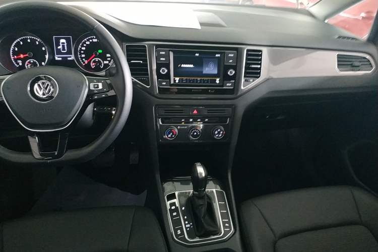 Used Volkswagen Golf Sportsvan 2018 230TSI Automatic Trend Edition Audio And AC Panel