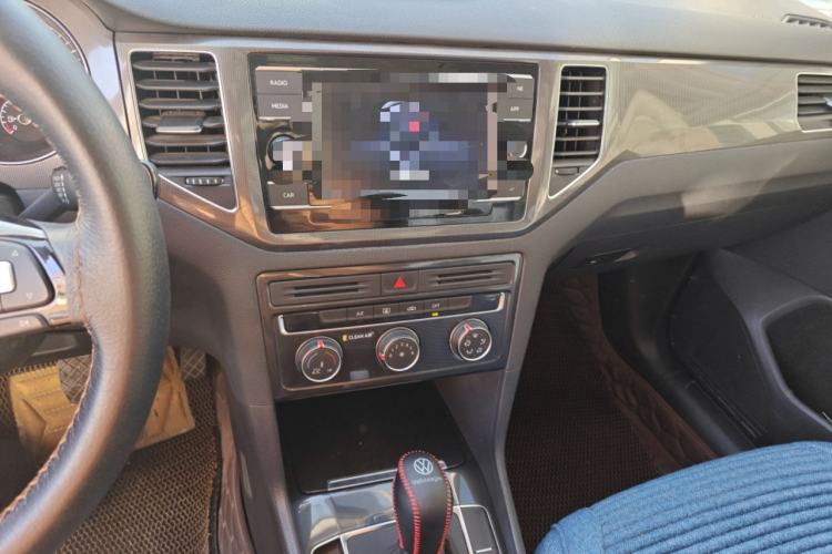 Used Volkswagen Golf Sportsvan 2018 230TSI Automatic Trend Edition Audio And AC Panel