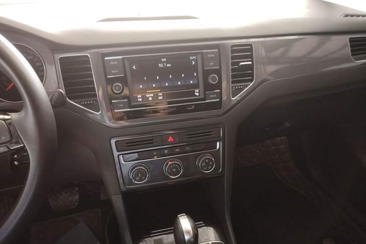 Used Volkswagen Golf Sportsvan 2018 230TSI Automatic Trend Edition Audio And AC Panel