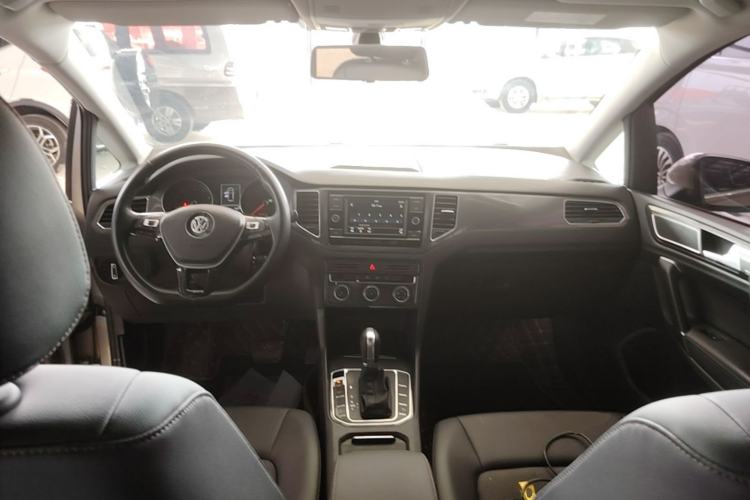 Used Volkswagen Golf Sportsvan 2018 230TSI Automatic Trend Edition Center Console