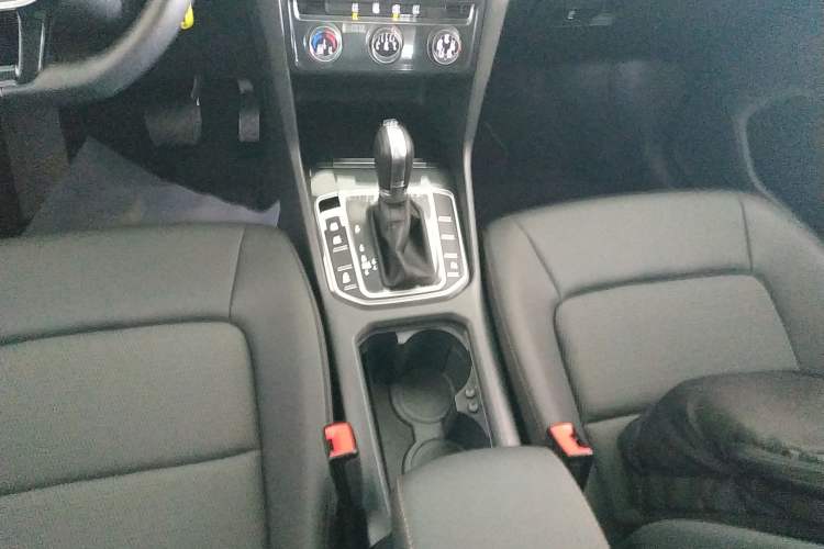 Used Volkswagen Golf Sportsvan 2018 230TSI Automatic Trend Edition Gear Lever