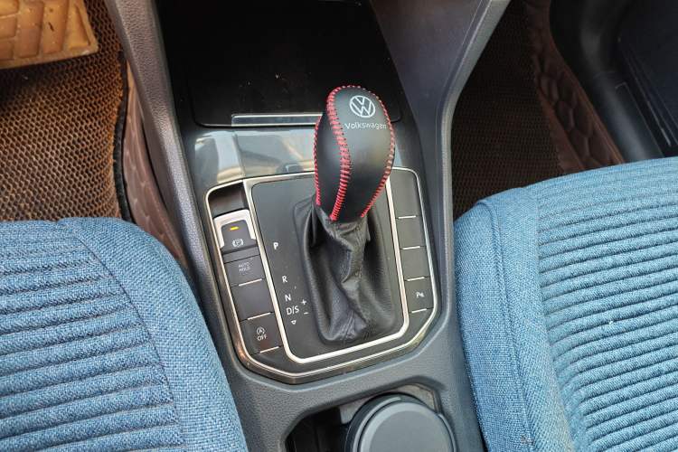 Used Volkswagen Golf Sportsvan 2018 230TSI Automatic Trend Edition Gear Lever