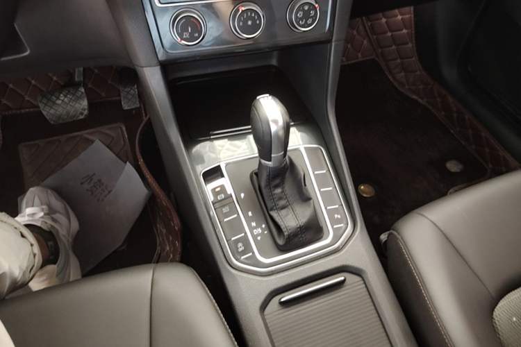 Used Volkswagen Golf Sportsvan 2018 230TSI Automatic Trend Edition Gear Lever
