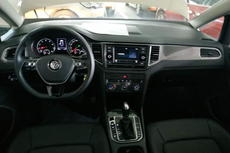 Used Volkswagen Golf Sportsvan 2018 230TSI Automatic Trend Edition Interior 2