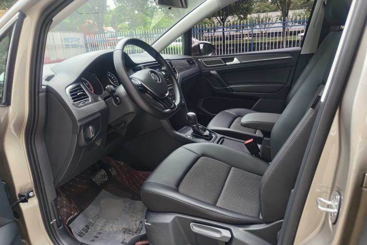 Used Volkswagen Golf Sportsvan 2018 230TSI Automatic Trend Edition Interior 2