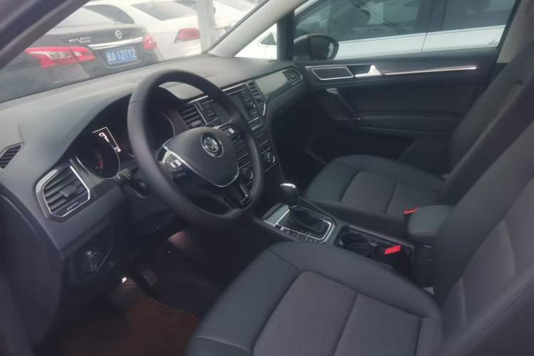Used Volkswagen Golf Sportsvan 2018 230TSI Automatic Trend Edition Interior 5
