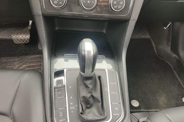 Used Volkswagen Golf Sportsvan 2018 230TSI Automatic Trend Edition Gear Lever