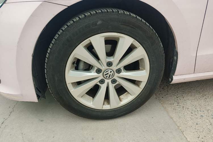 Used Volkswagen Golf Sportsvan 2018 230TSI Automatic Trend Edition Left Front Wheel Hub