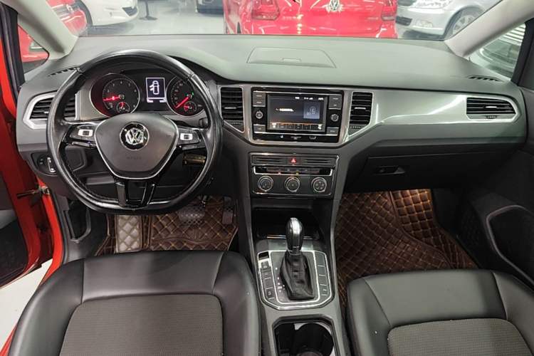 Used Volkswagen Golf Sportsvan 2018 230TSI Automatic Trend Edition Audio And AC Panel