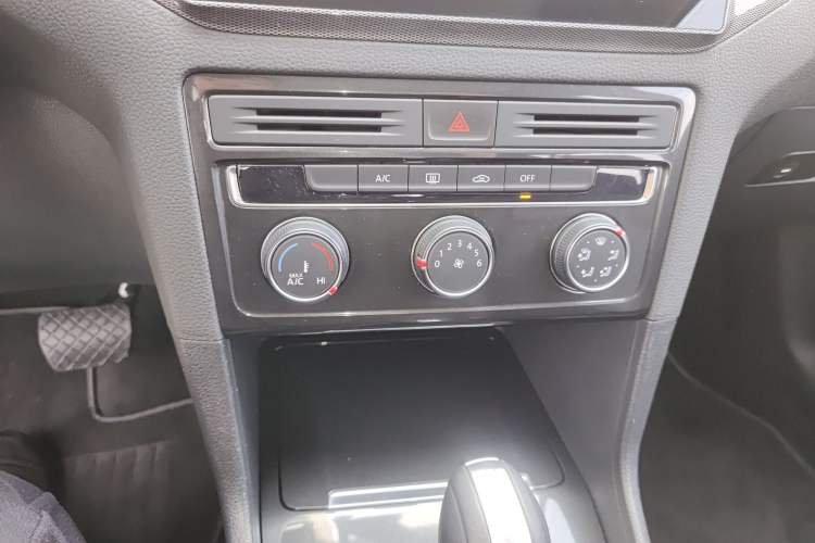 Used Volkswagen Golf Sportsvan 2018 230TSI Automatic Trend Edition Audio And AC Panel
