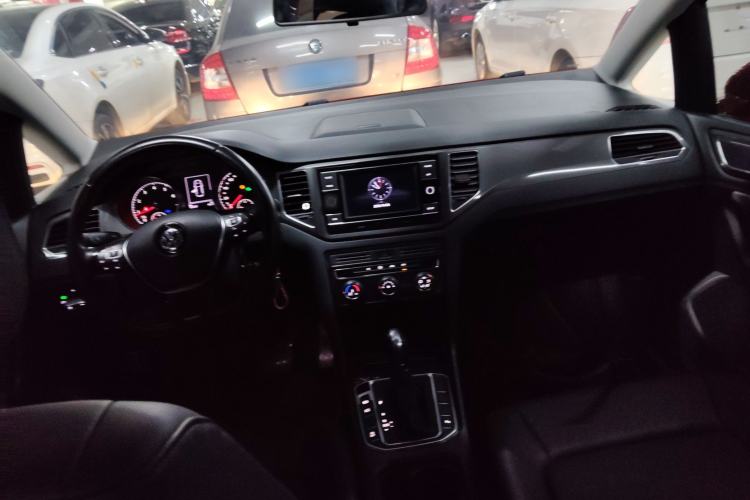 Used Volkswagen Golf Sportsvan 2018 230TSI Automatic Trend Edition Center Console
