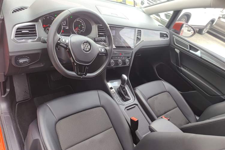 Used Volkswagen Golf Sportsvan 2018 230TSI Automatic Trend Edition Center Console