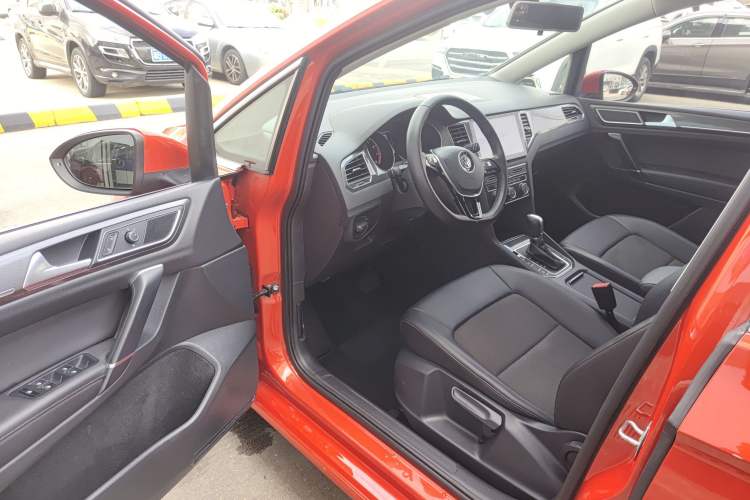 Used Volkswagen Golf Sportsvan 2018 230TSI Automatic Trend Edition Driver Seat