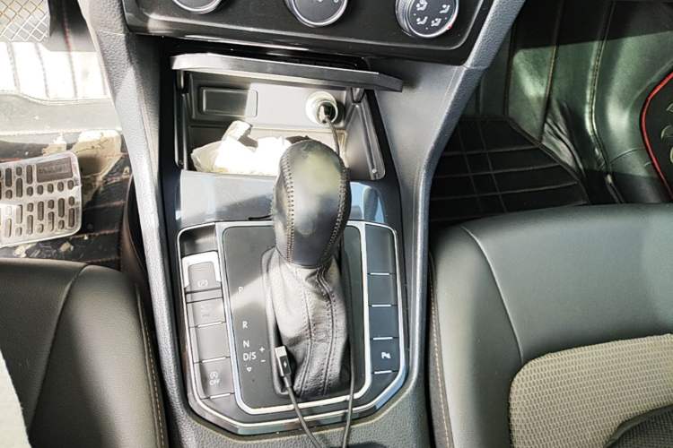 Used Volkswagen Golf Sportsvan 2018 230TSI Automatic Trend Edition Gear Lever