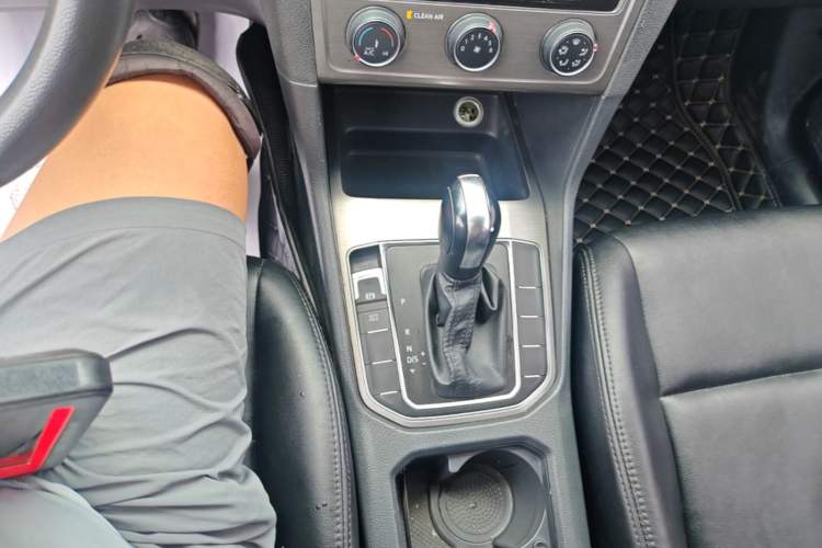 Used Volkswagen Golf Sportsvan 2018 1.6L Automatic Comfort Model Gear Lever