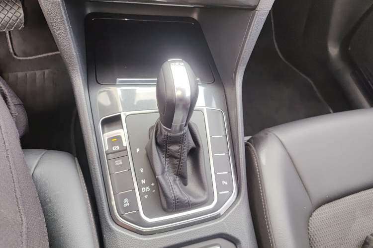 Used Volkswagen Golf Sportsvan 2018 230TSI Automatic Trend Edition Gear Lever