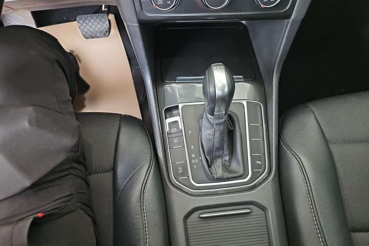 Used Volkswagen Golf Sportsvan 2018 230TSI Automatic Trend Edition Interior 4