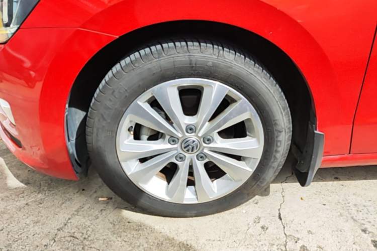 Used Volkswagen Golf Sportsvan 2018 230TSI Automatic Trend Edition Left Front Wheel Hub