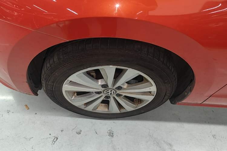 Used Volkswagen Golf Sportsvan 2018 230TSI Automatic Trend Edition Left Front Wheel Hub
