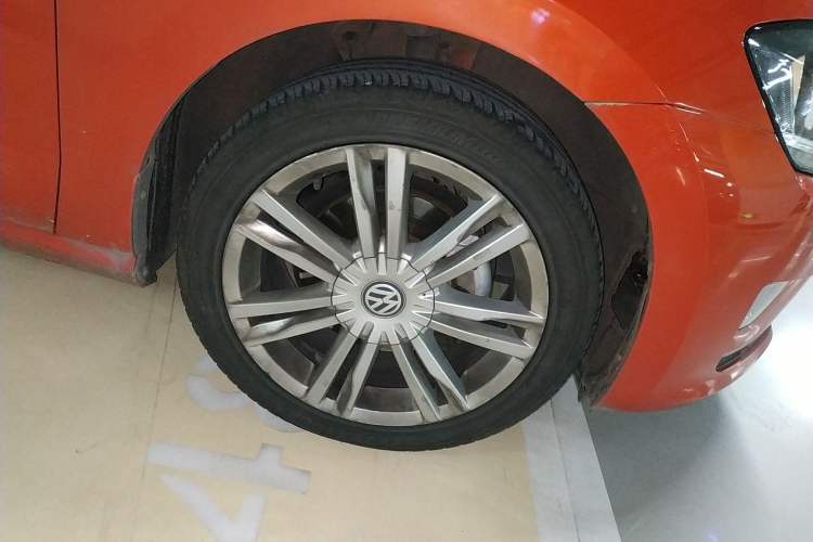 Used Volkswagen Golf Sportsvan 2018 230TSI Automatic Luxury Model Right Front Wheel Hub