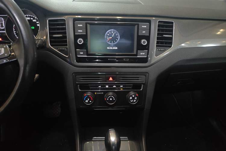 Used Volkswagen Golf Sportsvan 2018 230TSI Automatic Trend Edition Audio And AC Panel