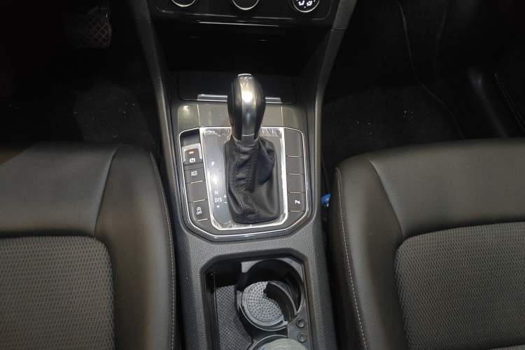 Used Volkswagen Golf Sportsvan 2018 230TSI Automatic Trend Edition Gear Lever