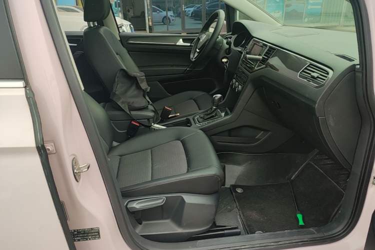 Used Volkswagen Golf Sportsvan 2018 230TSI Automatic Trend Edition Right Front Seat