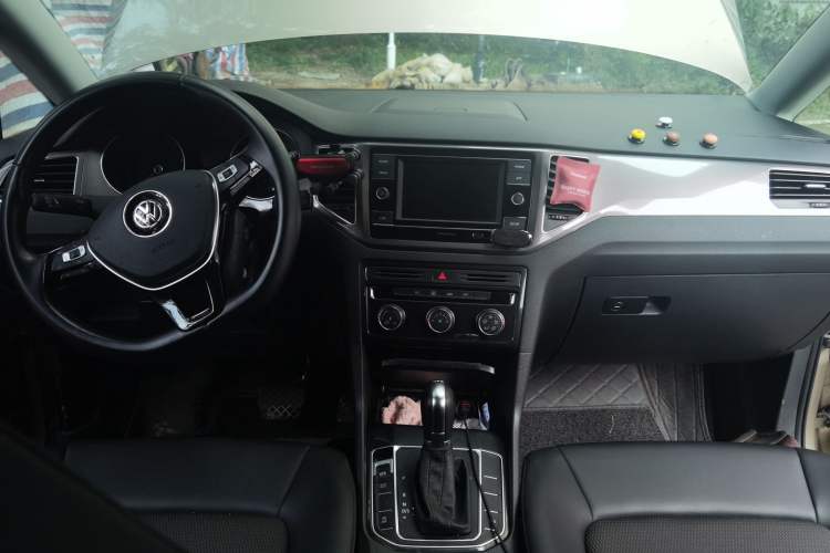 Used Volkswagen Golf Sportsvan 2018 230TSI Automatic Trend Edition Center Console