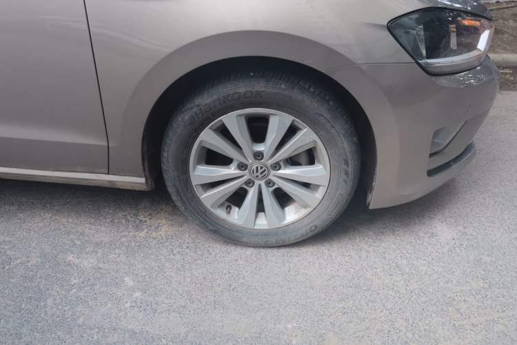 Used Volkswagen Golf Sportsvan 2018 230TSI Automatic Trend Edition Right Front Wheel Hub