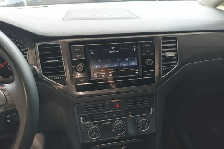 Used Volkswagen Golf Sportsvan 2018 230TSI Automatic Trend Edition Audio And AC Panel