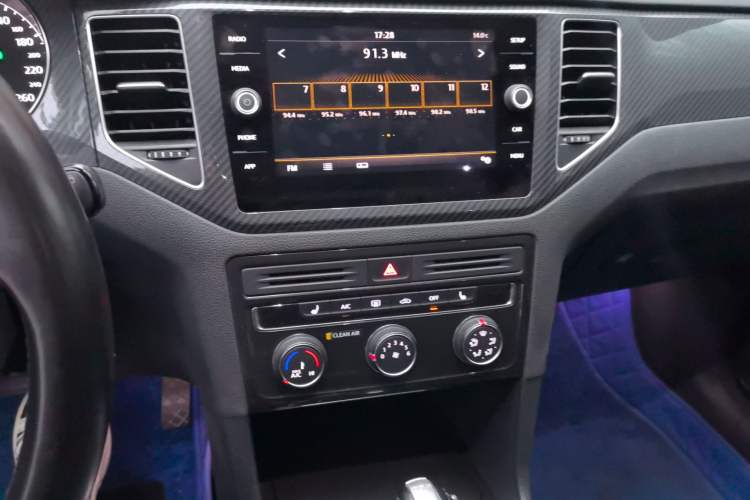 Used Volkswagen Golf Sportsvan 2018 280TSI Automatic Luxury Model Audio And AC Panel