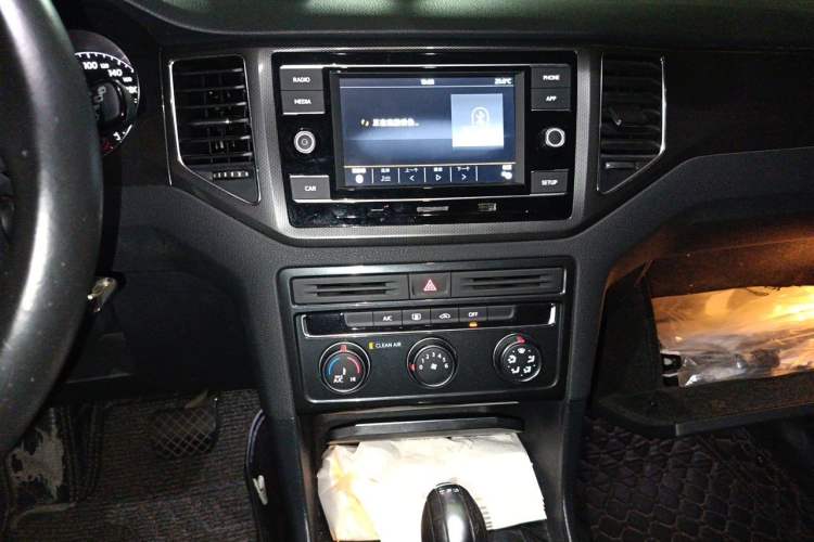 Used Volkswagen Golf Sportsvan 2018 230TSI Automatic Trend Edition Audio And AC Panel
