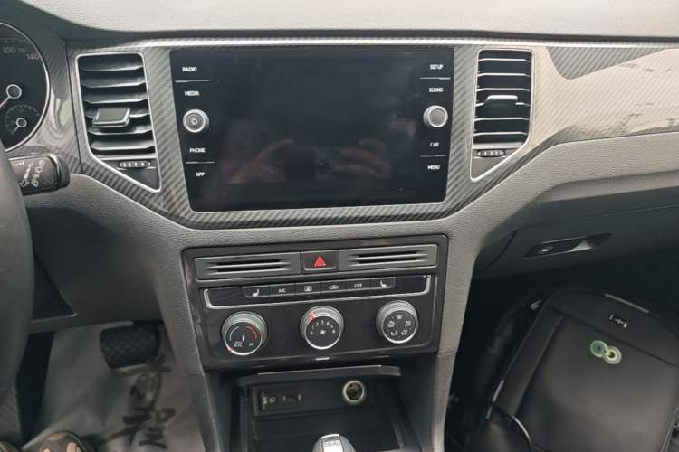 Used Volkswagen Golf Sportsvan 2018 280TSI Automatic Luxury Model Audio And AC Panel