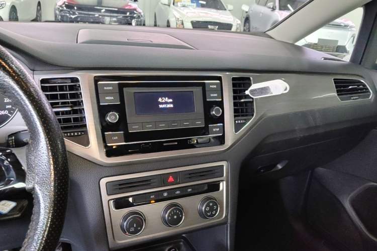 Used Volkswagen Golf Sportsvan 2018 1.6L Automatic Comfort Model Audio And AC Panel