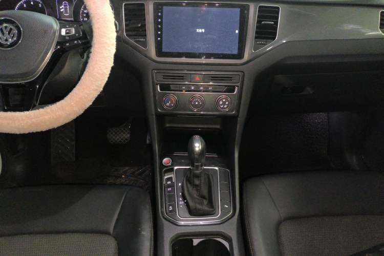 Used Volkswagen Golf Sportsvan 2018 230TSI Automatic Trend Edition Audio And AC Panel