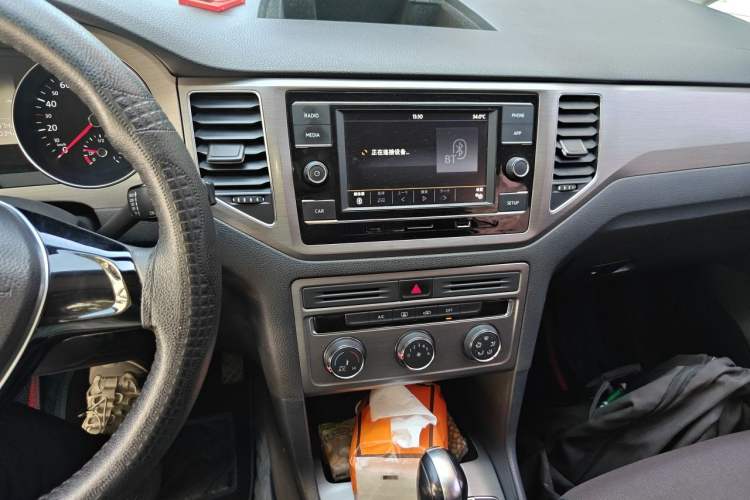 Used Volkswagen Golf Sportsvan 2018 1.6L Automatic Comfort Model Audio And AC Panel