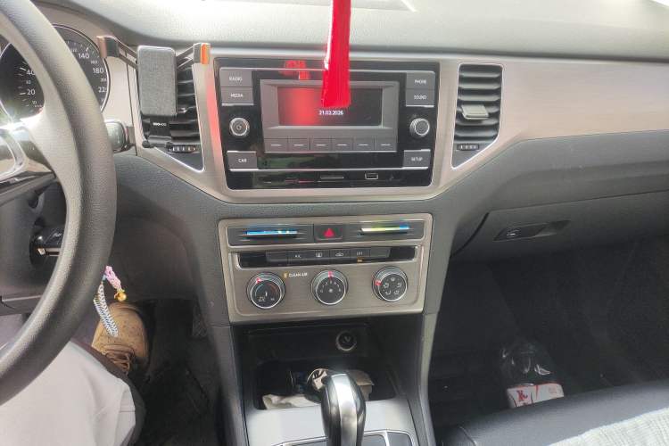 Used Volkswagen Golf Sportsvan 2018 1.6L Automatic Comfort Model Audio And AC Panel
