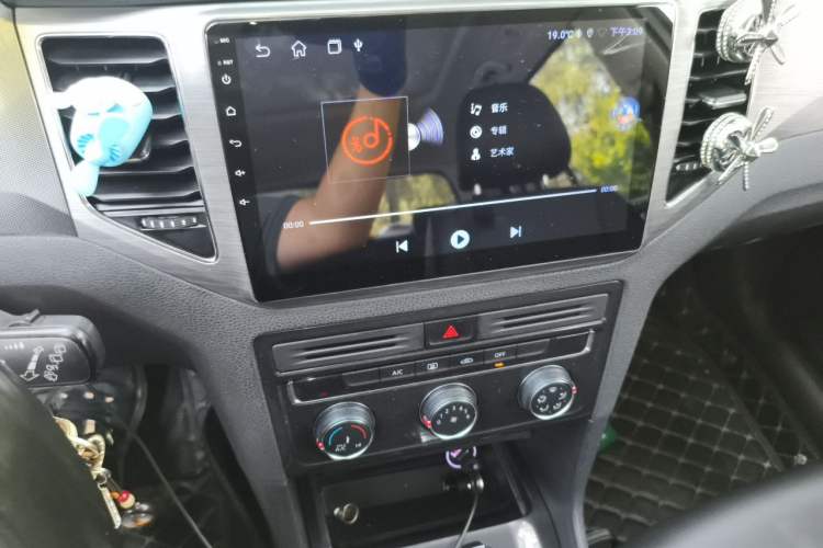 Used Volkswagen Golf Sportsvan 2018 230TSI Automatic Trend Edition Audio And AC Panel