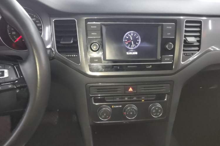 Used Volkswagen Golf Sportsvan 2018 230TSI Automatic Trend Edition Audio And AC Panel