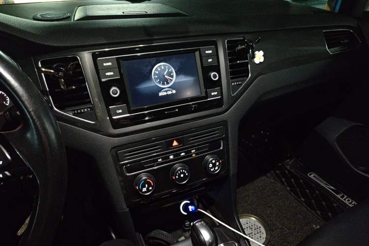 Used Volkswagen Golf Sportsvan 2018 230TSI Automatic Trend Edition Audio And AC Panel