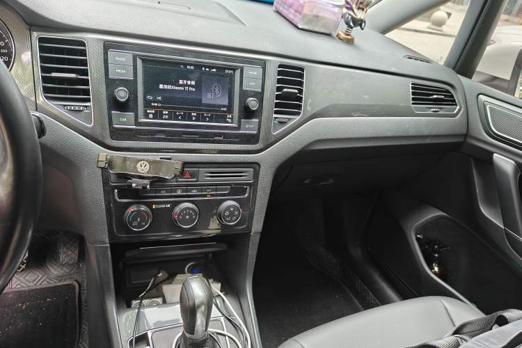 Used Volkswagen Golf Sportsvan 2018 230TSI Automatic Trend Edition Audio And AC Panel