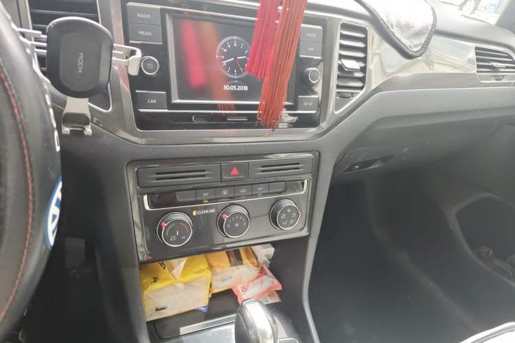 Used Volkswagen Golf Sportsvan 2018 230TSI Automatic Trend Edition Audio And AC Panel