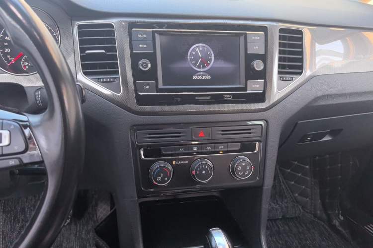 Used Volkswagen Golf Sportsvan 2018 230TSI Automatic Trend Edition Audio And AC Panel
