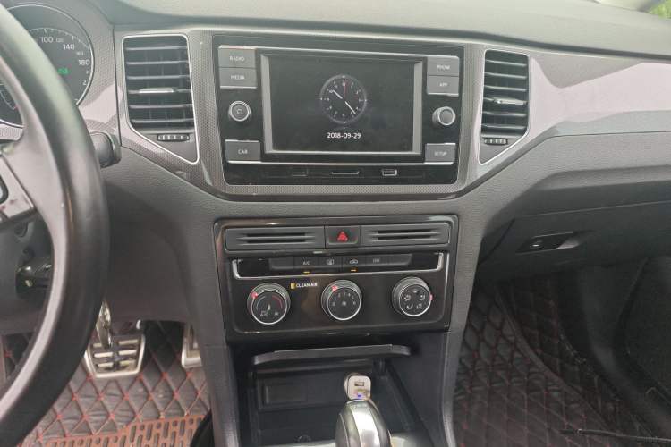 Used Volkswagen Golf Sportsvan 2018 230TSI Automatic Trend Edition Audio And AC Panel