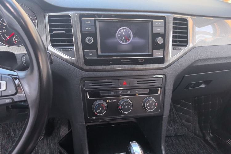Used Volkswagen Golf Sportsvan 2018 230TSI Automatic Trend Edition Audio And AC Panel